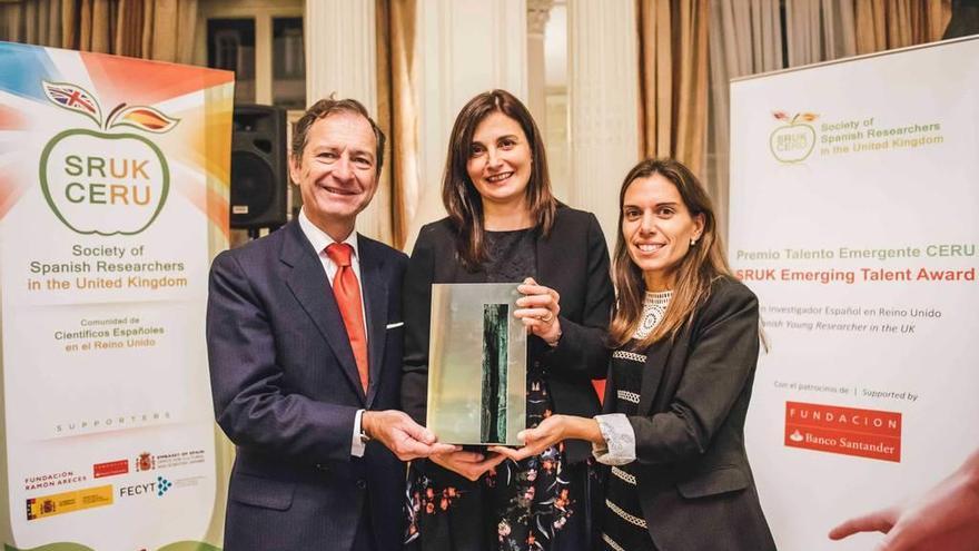 Eva Hevia, en el centro, recoge el premio de manos de Nathan Bostock, consejero delegado de Banco Santander UK, y María Jiménez-Sánchez, presidenta de CERU.