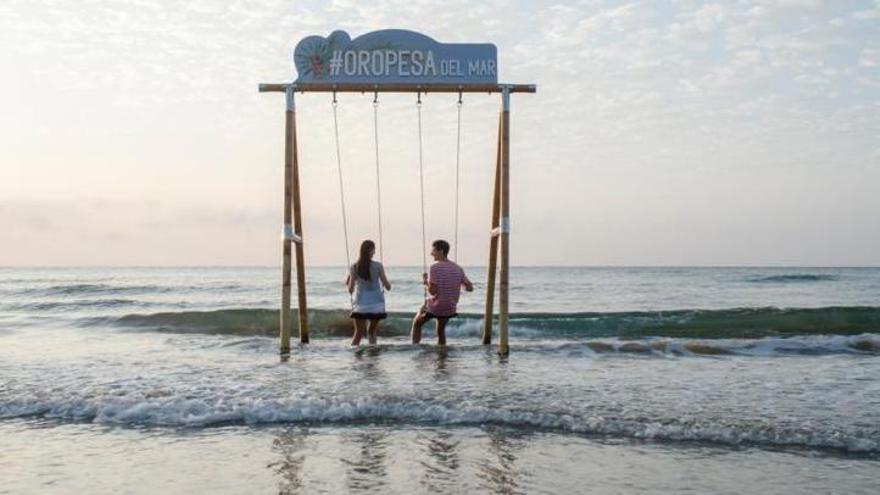 Todas las novedades de las playas de Orpesa: Mantienen chiringuitos y cambian de lugar el viral columpio en el mar