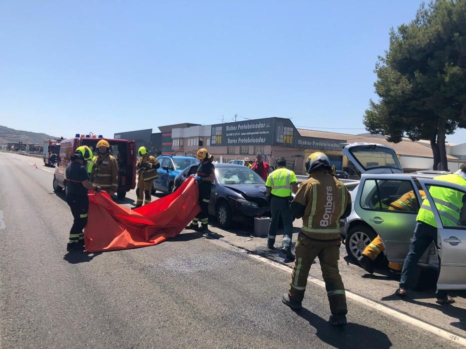 Un aparatoso accidente entre cuatro vehículos en Villena deja varios heridos