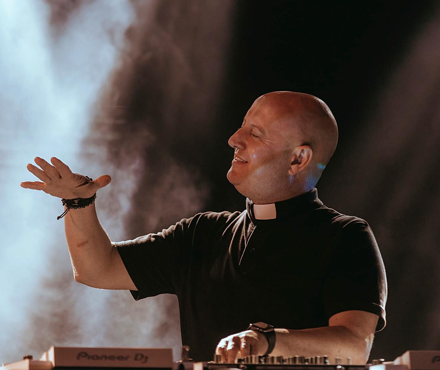 El padre Guilherme en una actuación.