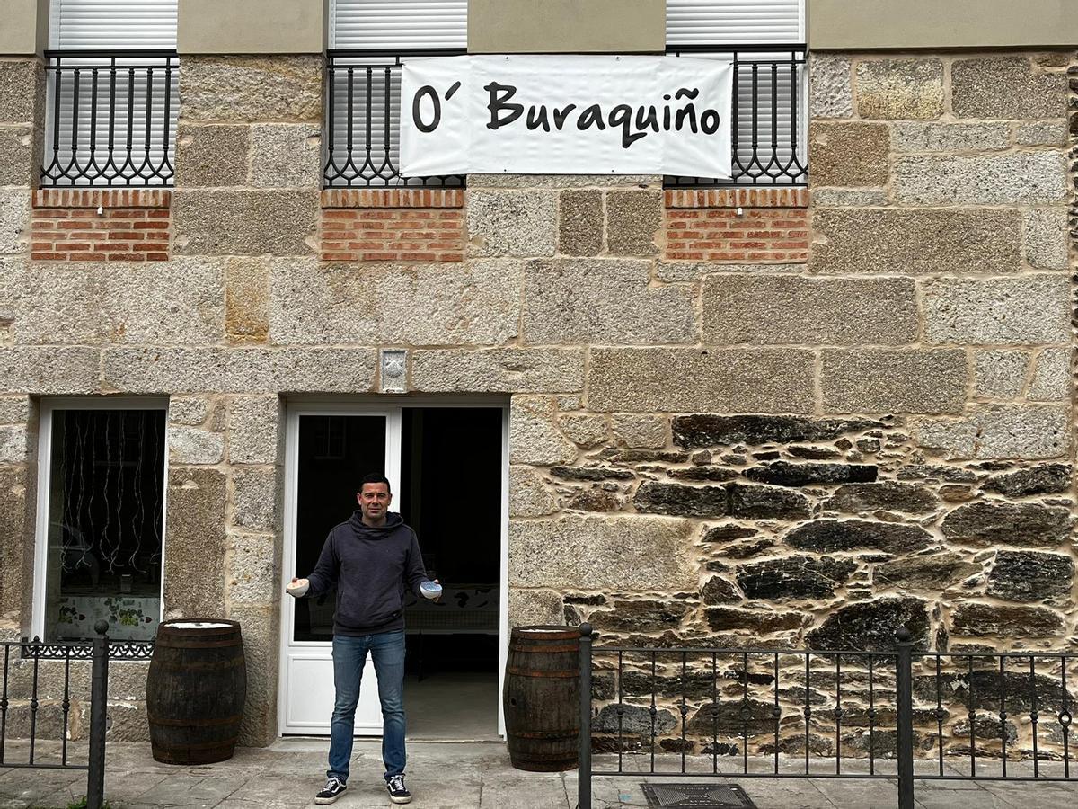 El furancheiro Alexandre Fernández, ante O`Buraquiño este mediodía.