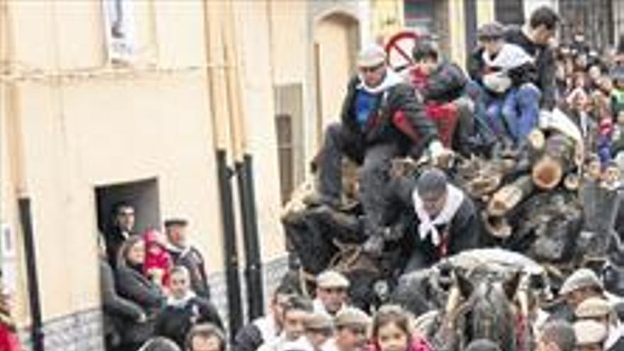 Borriol vive la ‘pujà del carro’ más peligrosa por la lluvia