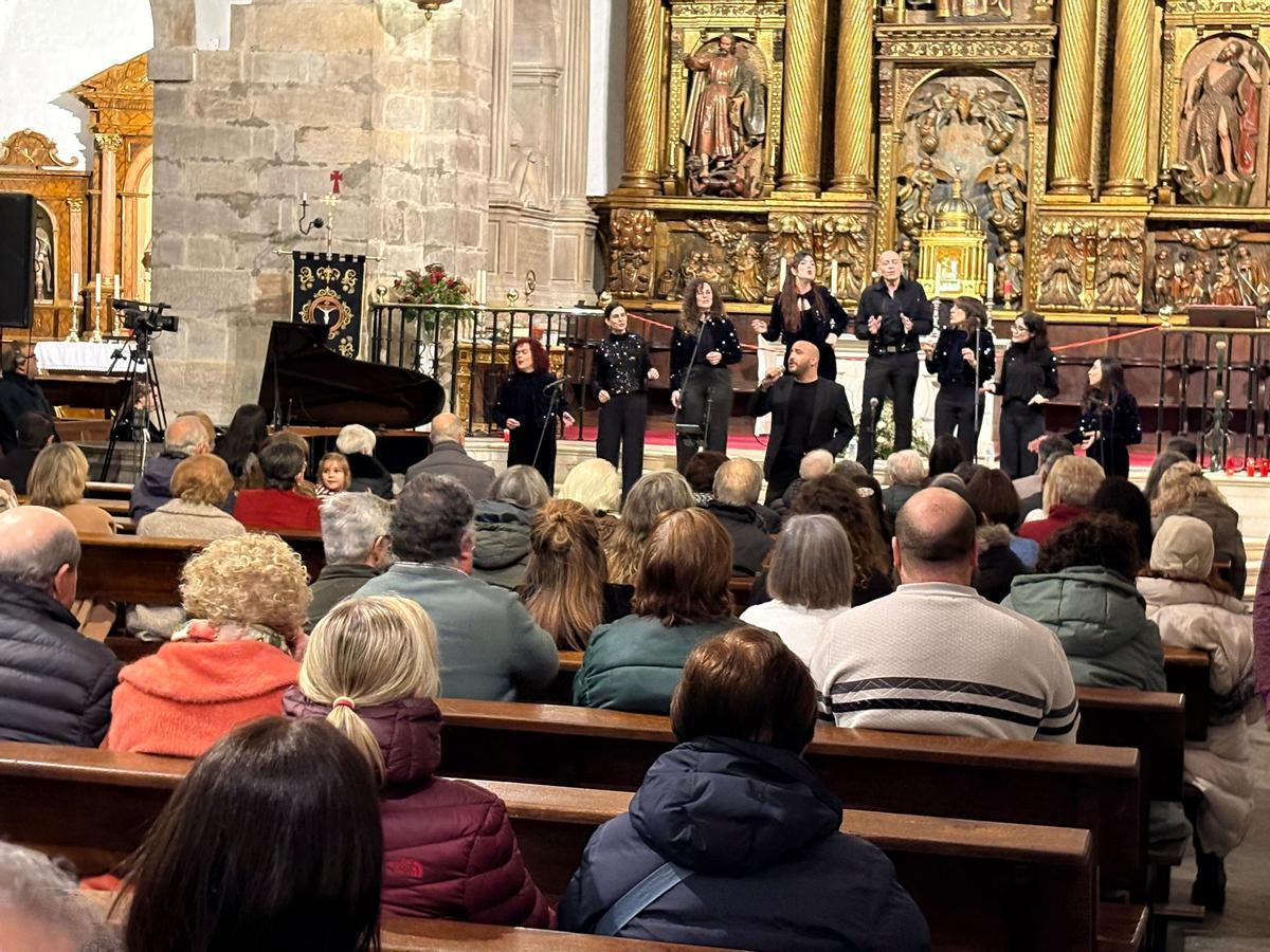 Actuación de grupo “Blue velvet gospel singers” en la basílica de Cangas del Narcea.