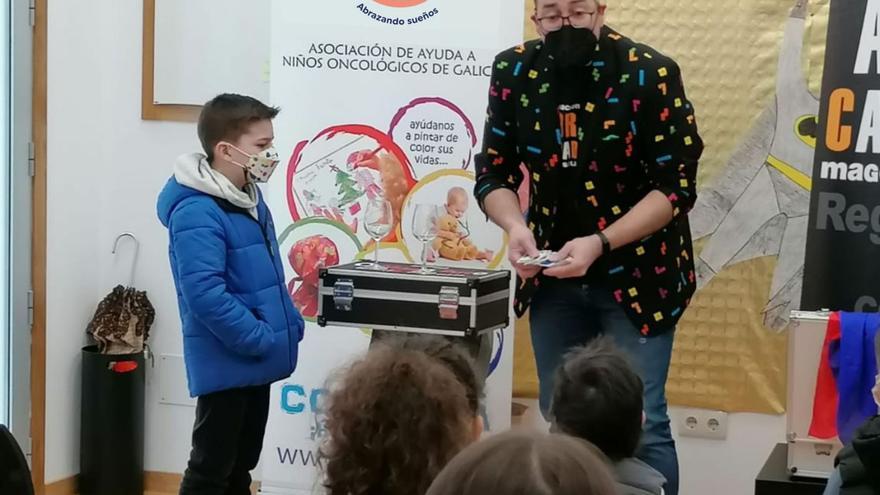 Niños participantes en una de las actividades organizadas por Asanog, en esta ocasión con el Mago Paco