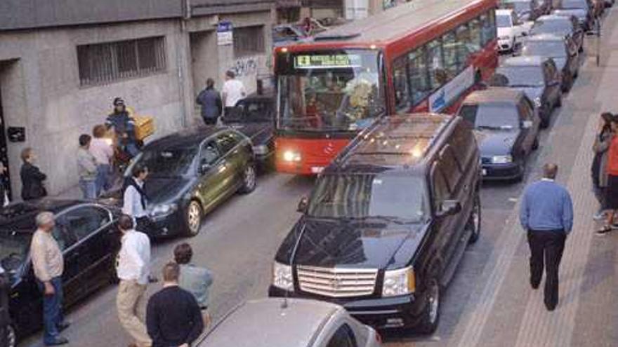 Un bus urbano, atascado en Federico Tapia por un todoterreno aparcado en uno de los márgenes.