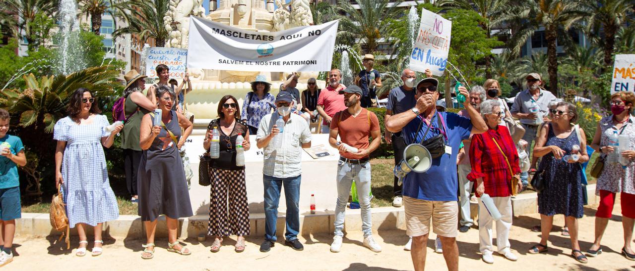 Protesta contra las Mascletás en la Plaza de los Luceros