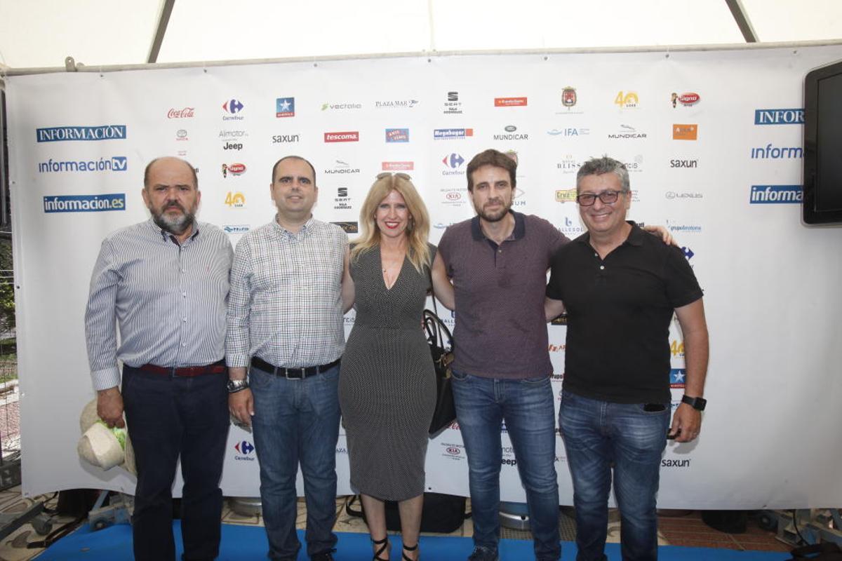 Los concejales del PSOE Miguel Castelló, Carlos Giménez y su portavoz Eva Montesinos se fotografían con el responsable de Política de INFORMACIÓN, Pere Rostoll, y el edil socialista Fernando Marcos