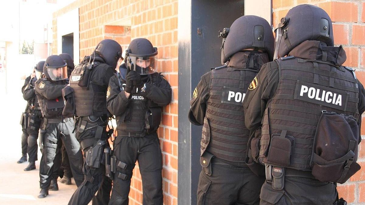 Unos GEO irrumpiendo en un edificio