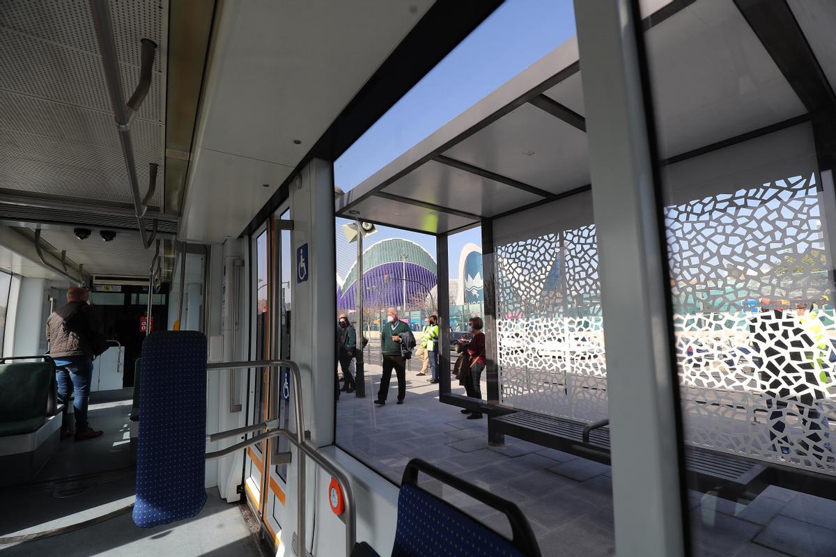 Un tren en la parada de la Ciutat de les Arts de la L10 ayer