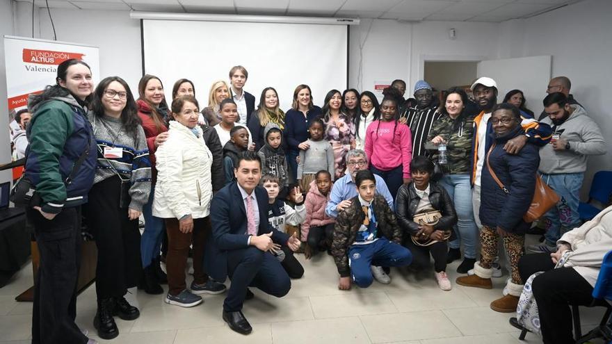 L'alcaldessa amb les famílies que han participat en el programa Inter Orriols