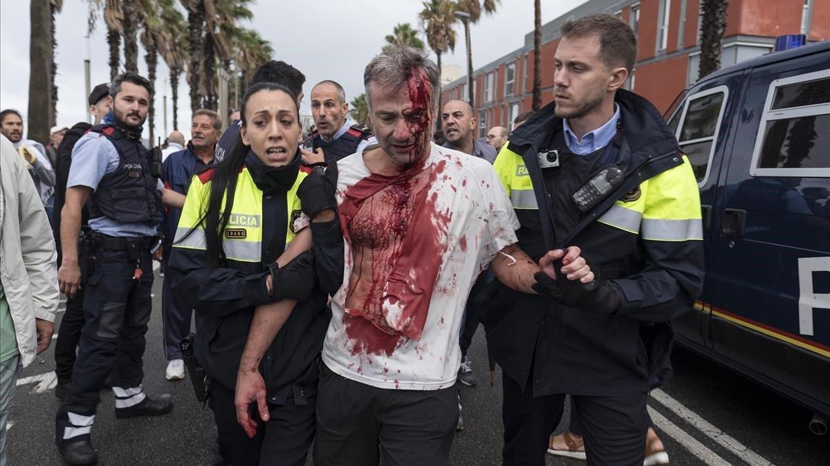 Agentes policiales, con un herido del 1 de octubre del 2017.