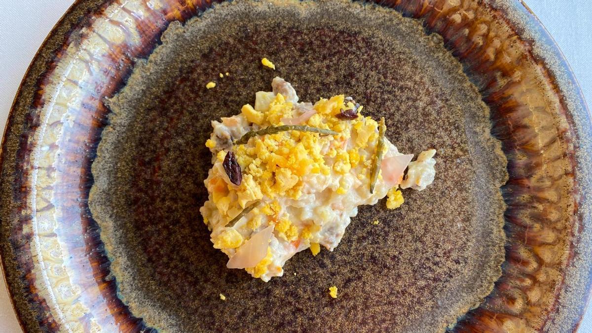 La ensaladilla rusa con patata, zanahoria, atún y huevo duro a la brasa del restaurante Al Kostat del Mar.
