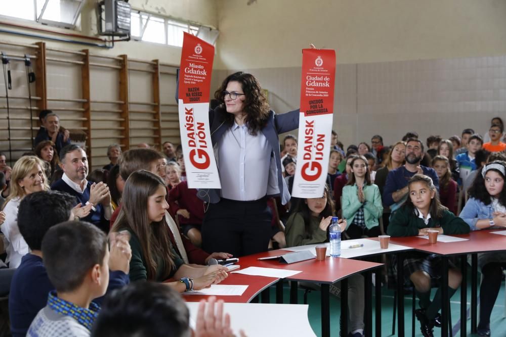 Premios Princesa de Asturias 2019: La alcaldesa de Gdansk, Aleksandra Dulkiewicz, en el C.P. Cervantes de Gijón con los alumnos