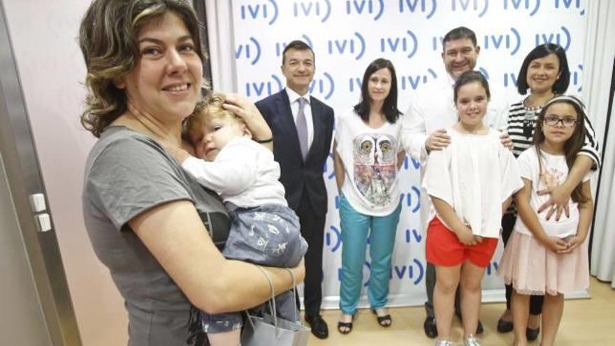 Los directores de IVI, junto con algunas pacientes y sus hijos.