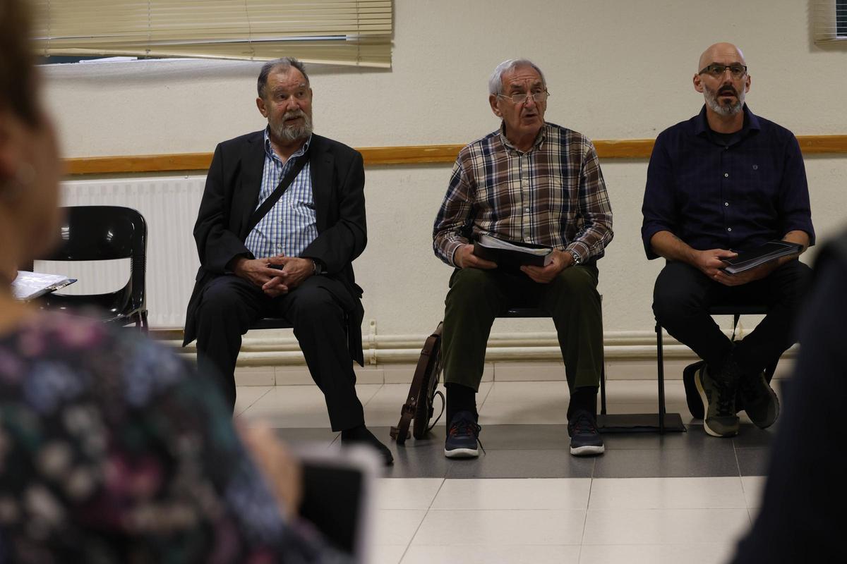 Un ensayo en el centro social de El Cortijo de la agrupación coral La Corredoria.