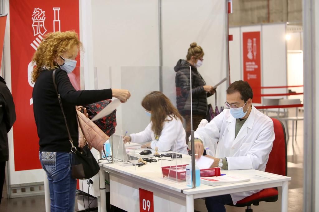 Largas colas para vacunarse en Ciudad de la Luz