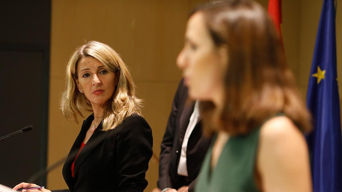 La vicepresidenta Yolanda Díaz, líder de Sumar, con la ministra Ione Belarra, secretaria general de Podemos.