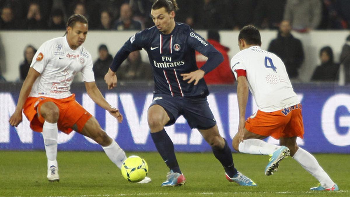 El jugador del Paris Saint Germain Zlatan Ibrahimovic (centro), durante un partido contra el Hilton de Montpellier, el pasado sábado.