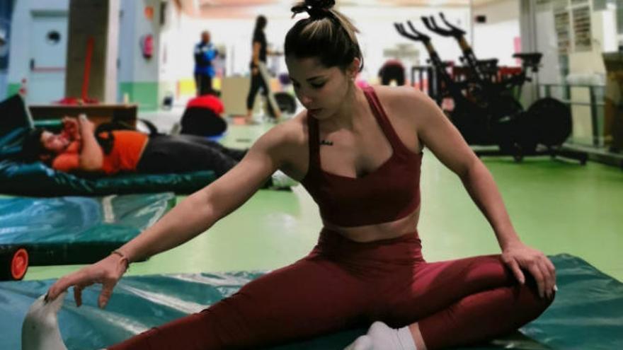 La tinerfeña Atenery Hernández, en fase de estiramiento en el gimnasio.