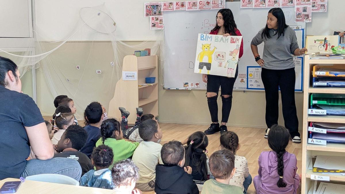 Activitat d'alumnes del Lacetània a l'aula d'una escola de Manresa