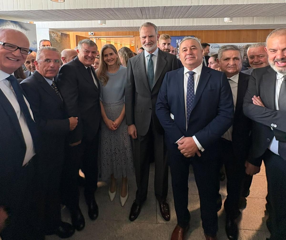Representantes de la Asociación de Comunidades de Regantes de Extremadura, con el Rey y la ministra Aagesen.
