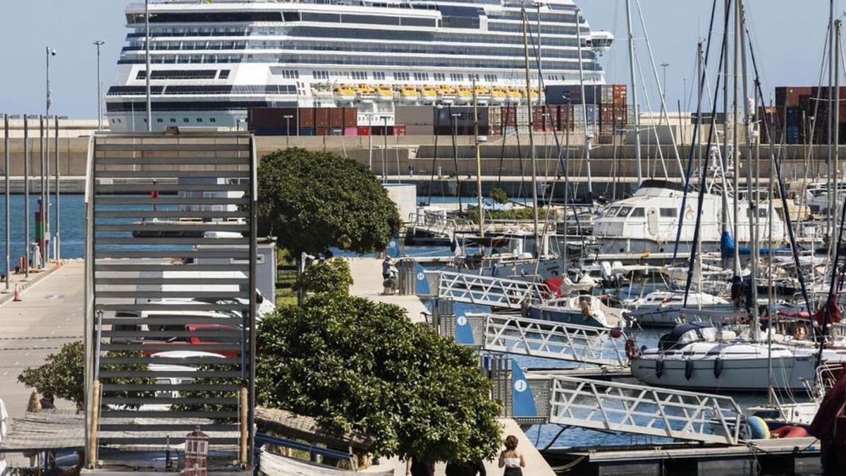Buque de pasajeros atracado en el Puerto de València, el pasado mes de abril.