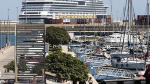 Buque de pasajeros atracado en el Puerto de València, el pasado mes de abril.