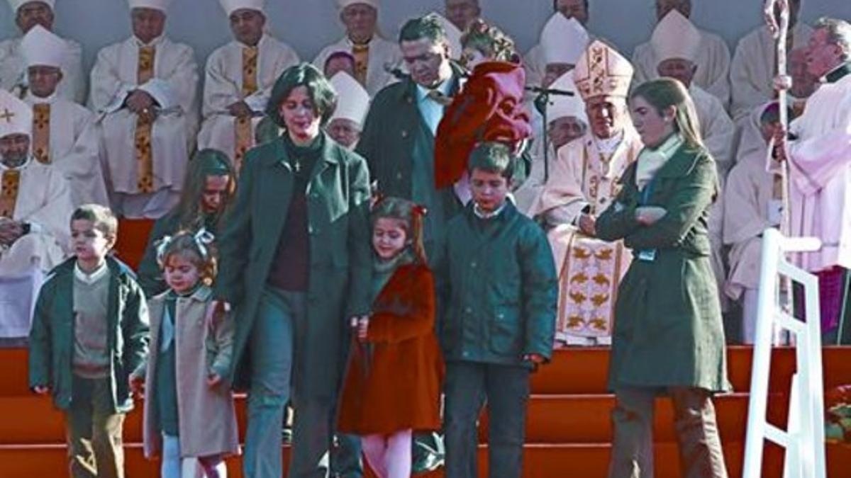 La cúpula de la Iglesia, con Rouco en el centro, en la plaza de Colón, ayer, tras recibir a una familia numerosa.