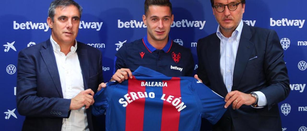 Sergio León posa junto a Manolo Salvador y Quico Catalán con su nueva camiseta.