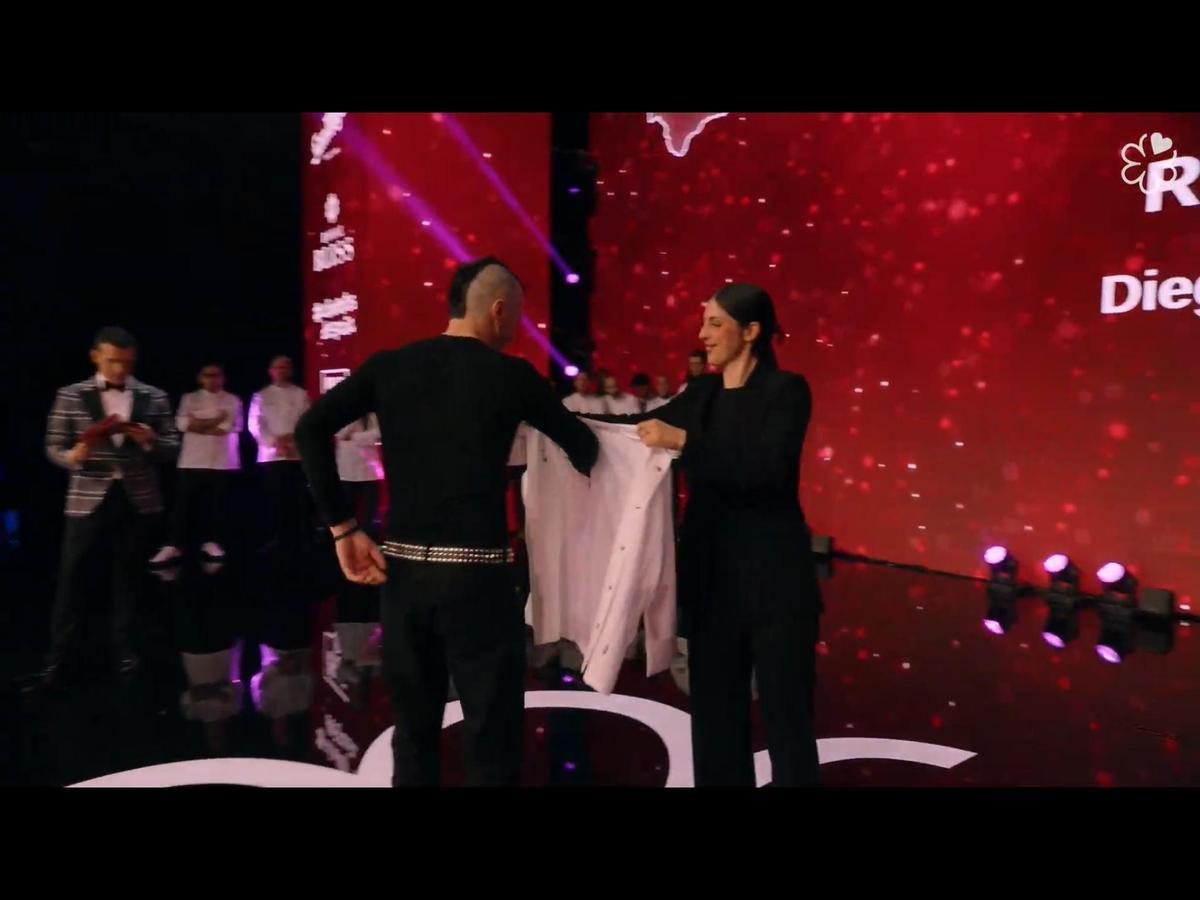 Diego Fernández, al recoger su chaquetilla, en la gala en Málaga.