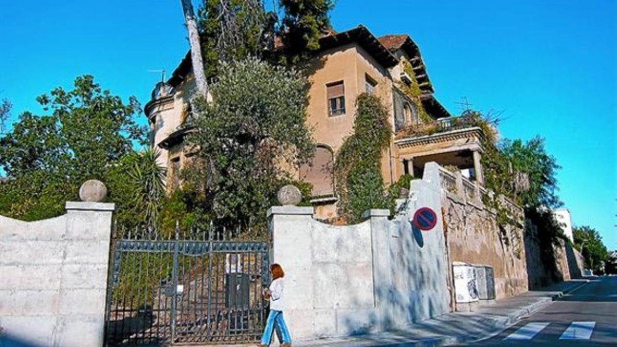 La mansión, abandonada, que Enric Sagnier construyó para Enric Cera en Sant Gervasi, ayer.