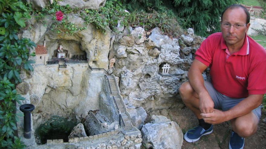 Los monumentos que Graciano Gallinar esconde en su jardín