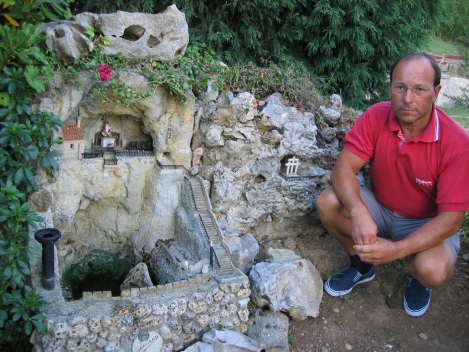 Los monumentos que Graciano Gallinar esconde en su jardín