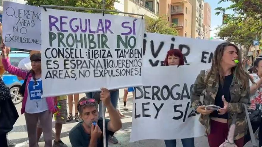 Los caravanistas de Ibiza se manifiestan frente al Consell