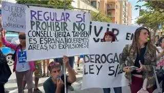 Los caravanistas apenas reúnen a cien personas y anuncian nuevas protestas en Ibiza