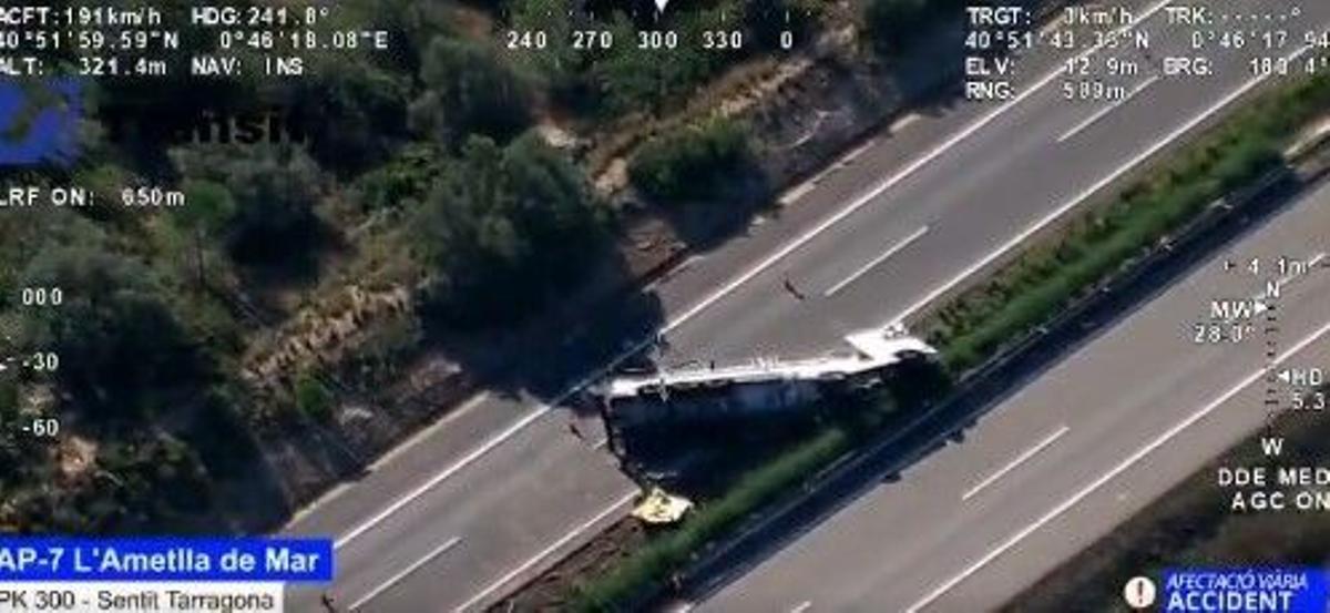 09/11/2025 El camión cisterna accidentado en la AP-7 SOCIEDAD SERVEI CATALÀ DE TRÀNSIT