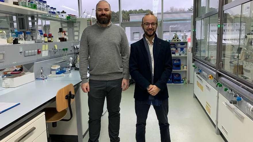 El estradense Julián Bergueiro y el investigador Javier Montenegro, en los laboratorios de la USC.