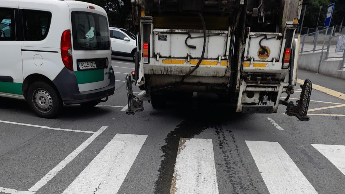 Camión de basura del Consorcio vertiendo lixiviados en Oleiros.