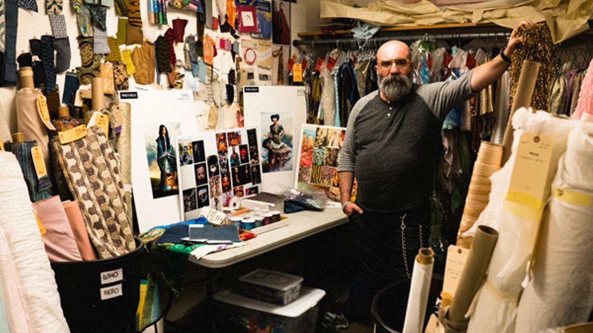 Paco Delgado en su taller con los retales de 'Un pliegue en el tiempo'