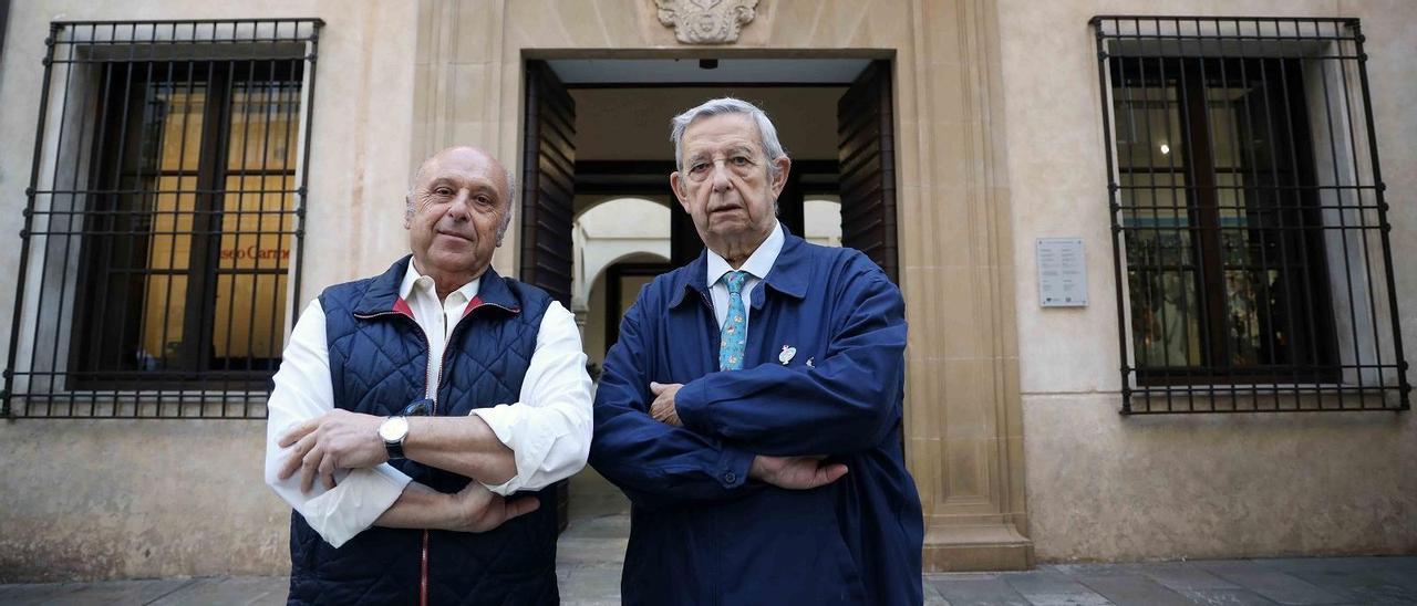 Javier Ramírez y Carlos Vara, esta semana delante de la fachada del palacio de Villalón, el actual Museo Carmen Thyssen.