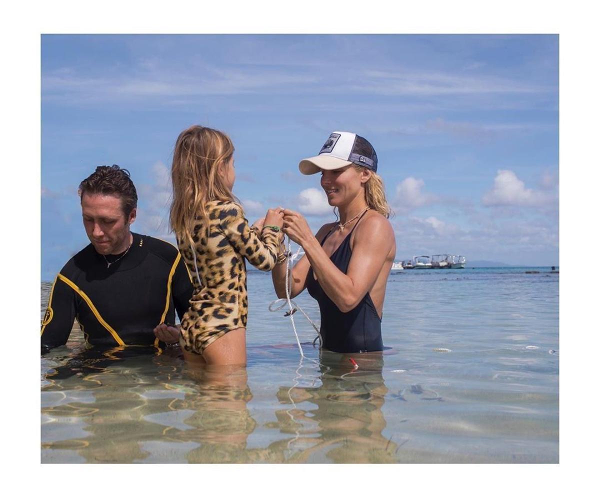 Elsa Pataky con su hija India (de 7 años) limpiando la costa