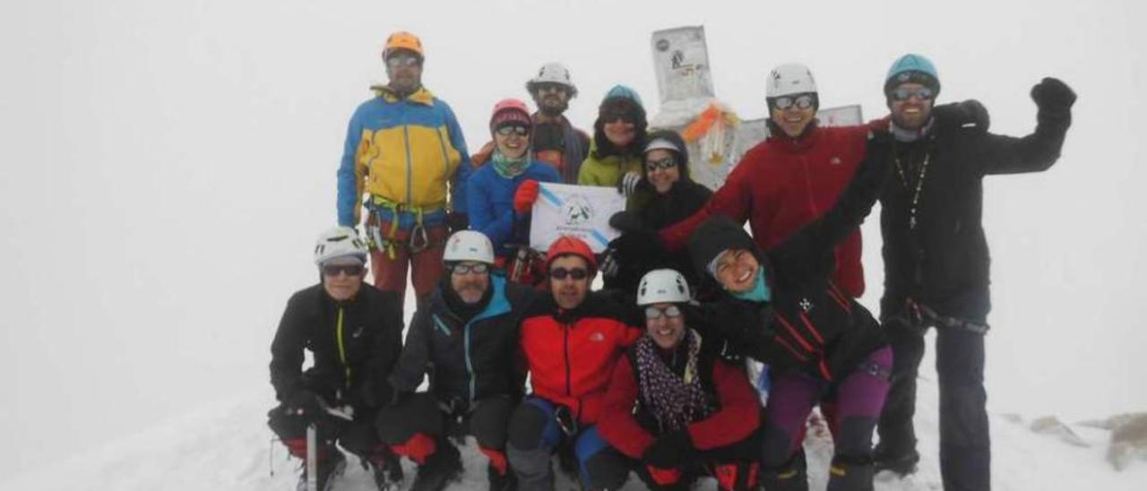 Montañeros del club vigués en la cumbre del Aneto.