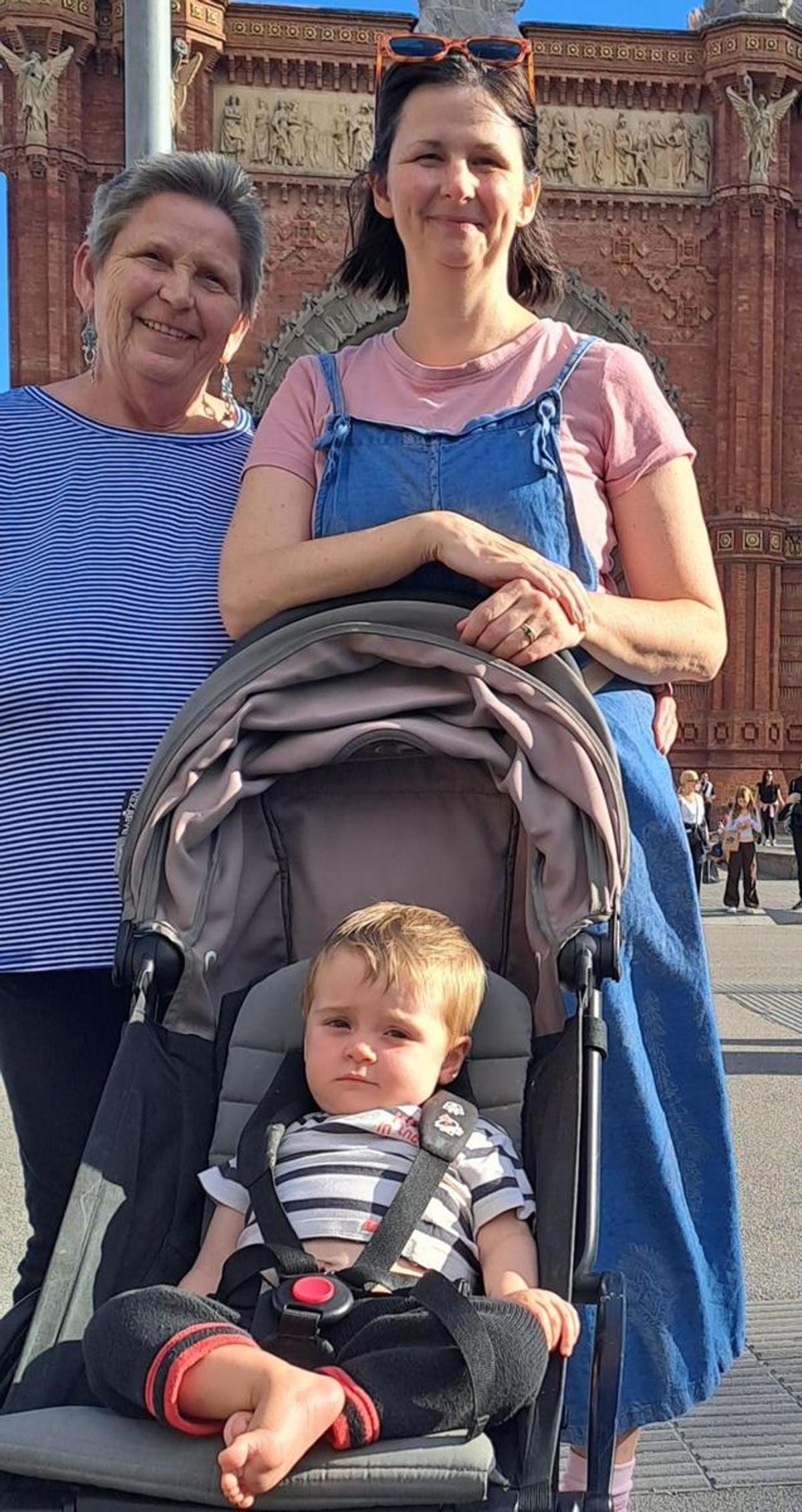 Elizabeth junto a su hija Rachel y su nieto Robin.