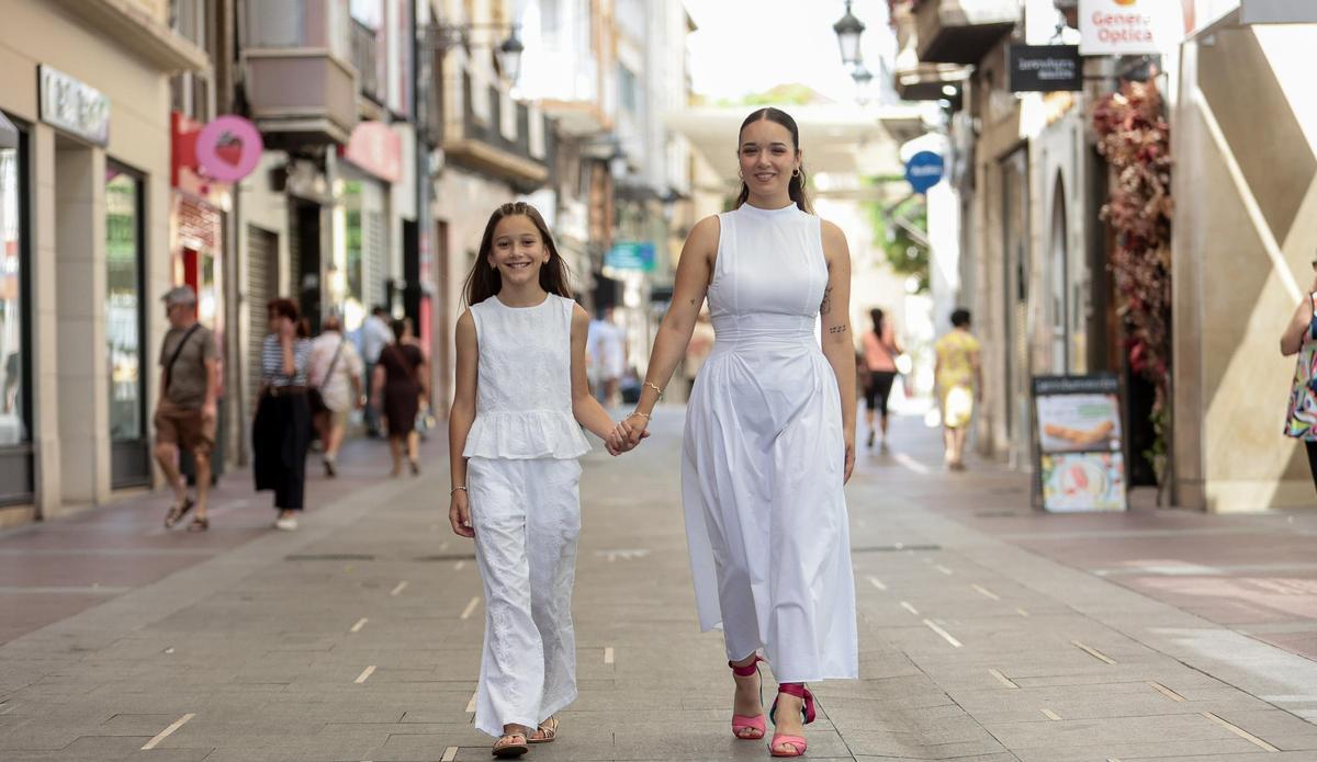 Aroa Durá, Reina Infantil, junto a Laura Rodrigo, Reina Mayor de las Fiestas de Elche.