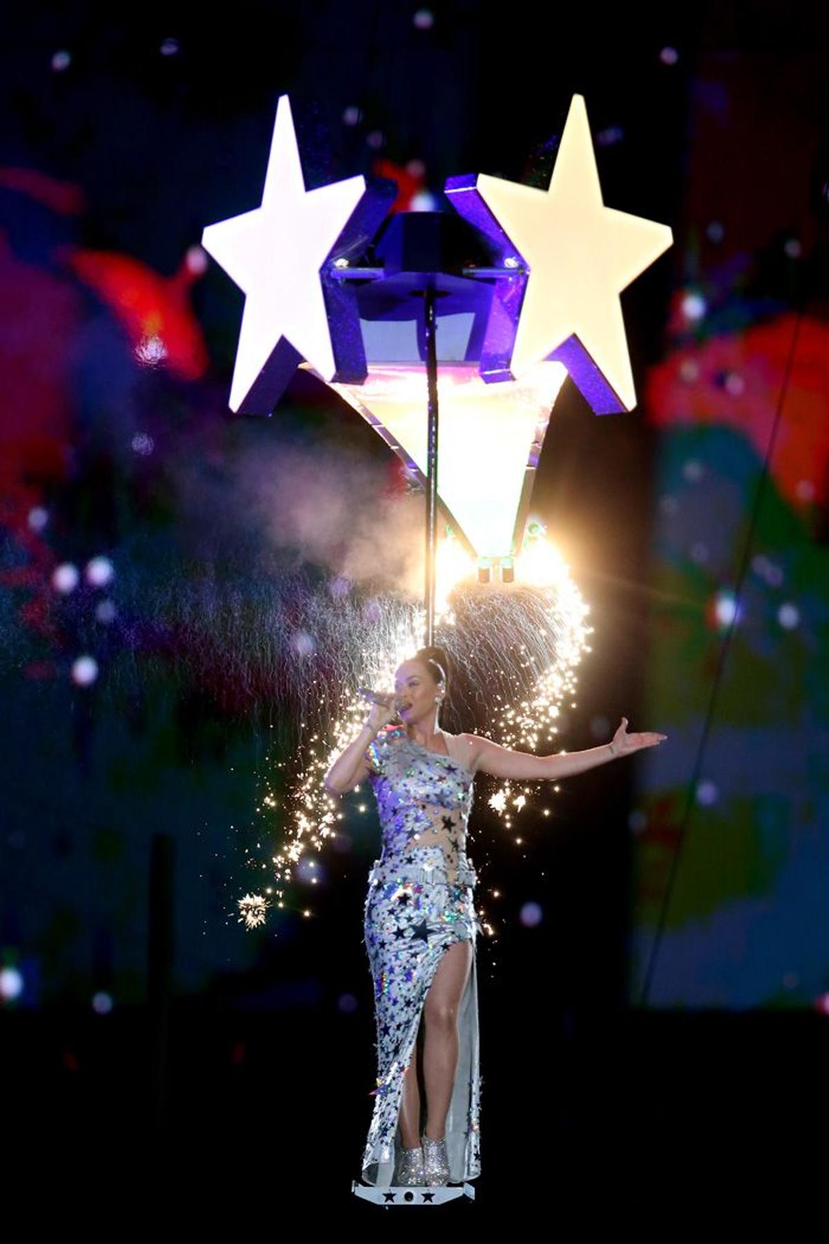 Katy Perry en la Super Bowl con vestido de estrellas