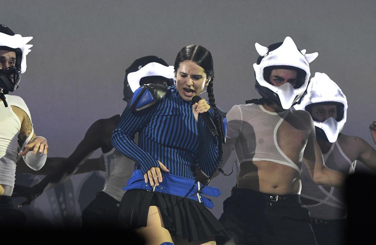 La cantante Rosalia durante el concierto que ha ofrecido hoy miércoles en el recinto ferial de Almería, donde ha iniciado su gira mundial Motomami world Tour.