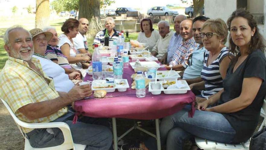 Más de un centenar de jubilados saucanos participan en la tradicional fiesta de convivencia de verano