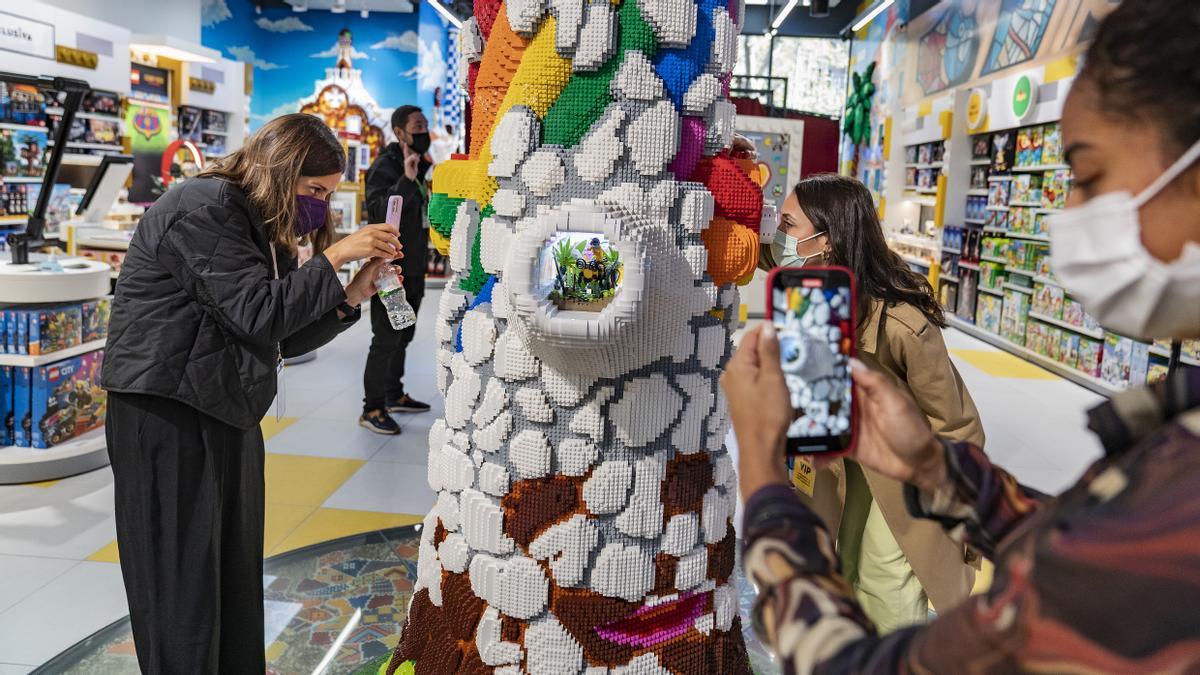 Primeras fotos por las clientas en la nueva tienda de Lego en el Passeig de Gracia.