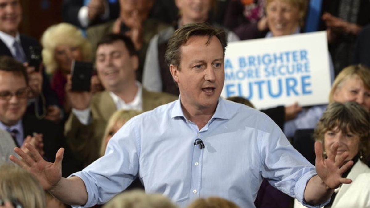 El líder conservador y primer ministro británico, David Cameron, participa en un acto de campaña en Saint Ives, Reino Unido.