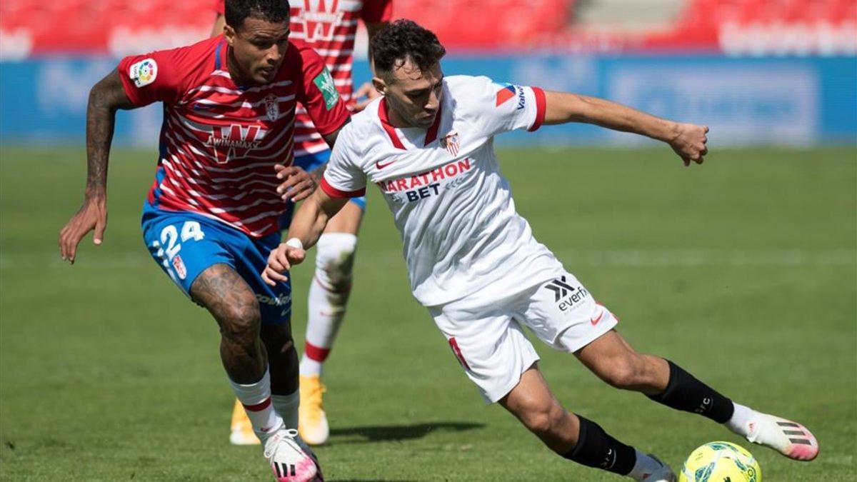 Munir conduciendo el balón ante el Granada